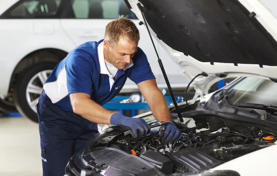 Mekaniker arbetar i bilmotor